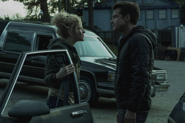 Atores Julia Garner e Jason Bateman em cena de "Ozark"