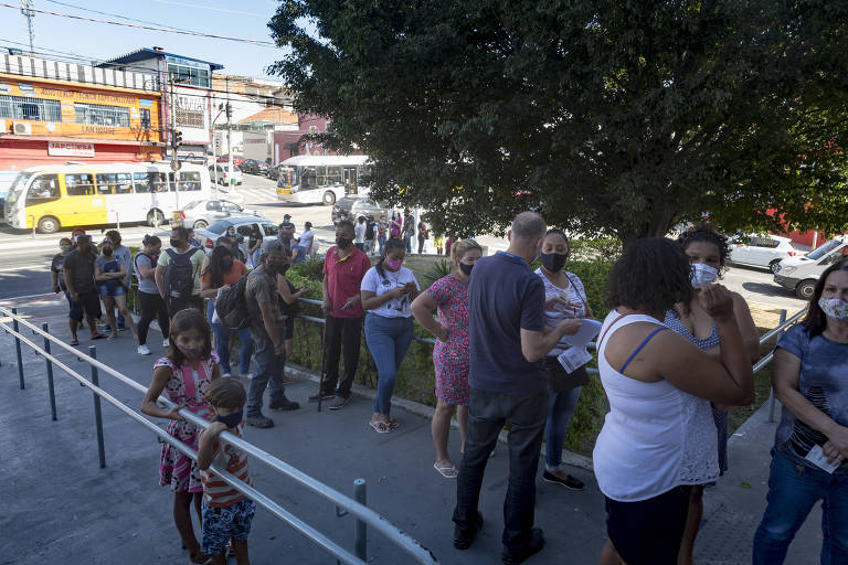 Cidadãos fazem fila na Caixa para desbloquear o auxílio emergencial