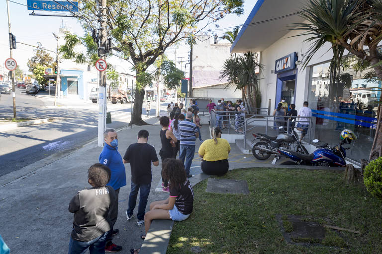 Beneficiários tentam destravar o auxílio, procuram o banco para pagamentos e para receber o Bolsa Família. Fila na agência da Caixa na rua dr. Gabriel de Resende.