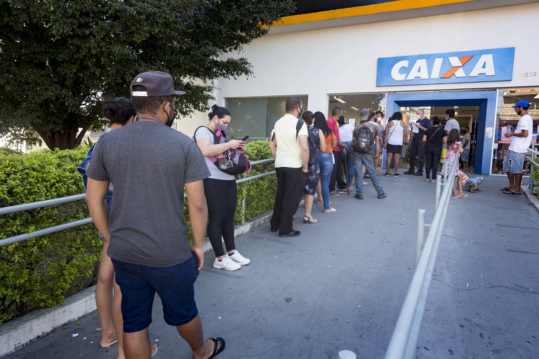 Filas para atendimento na Caixa Econômica Federal na agência na av. São Miguel