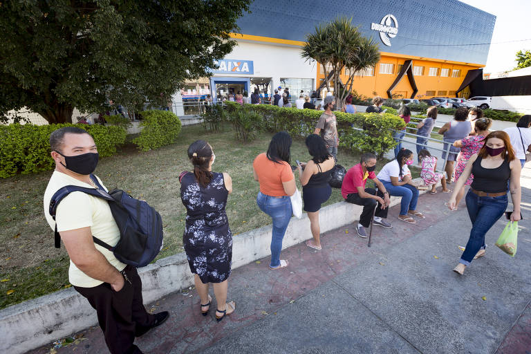 Filas para atendimento nas agências da Caixa Econômica Federal. Agência na Av. São Miguel.