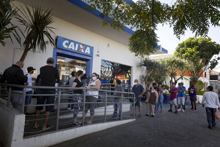 Filas para atendimento na Caixa Econômica Federal na agência na rua Dr. Gabriel de Resende em 28 de julho de 2020.