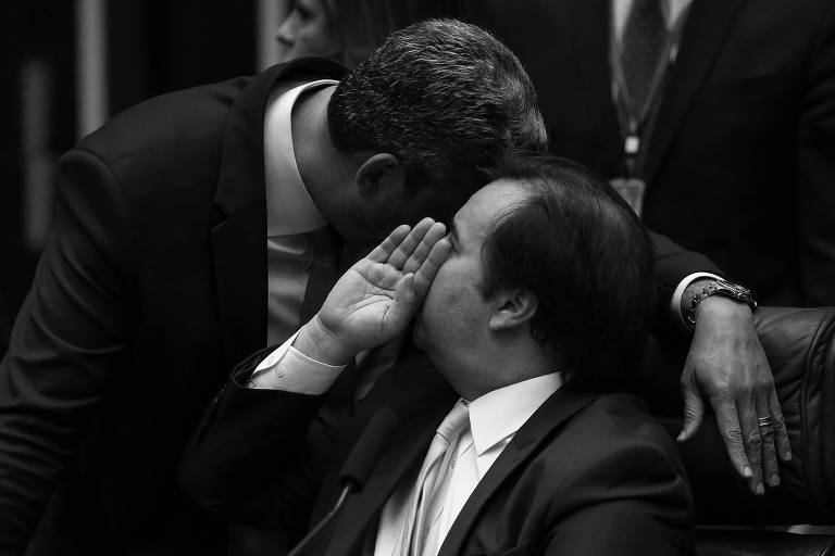 O presidente da Câmara dos Deputados, Rodrigo Maia (DEM-RJ) cochicha no ouvido de Arthur Lira (PP-AL), deputado-símbolo do centrão
