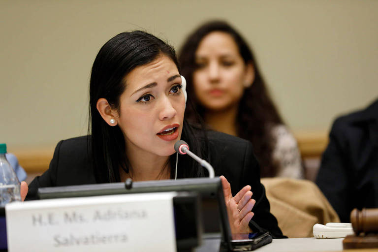 A senadora boliviana Adriana Salvatierra durante debate