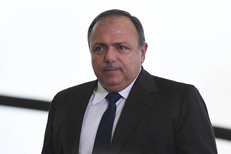 O ministro da Saúde, Eduardo Pazuello, sem máscara em cerimônia de prorrogação do Auxílio Emergencial