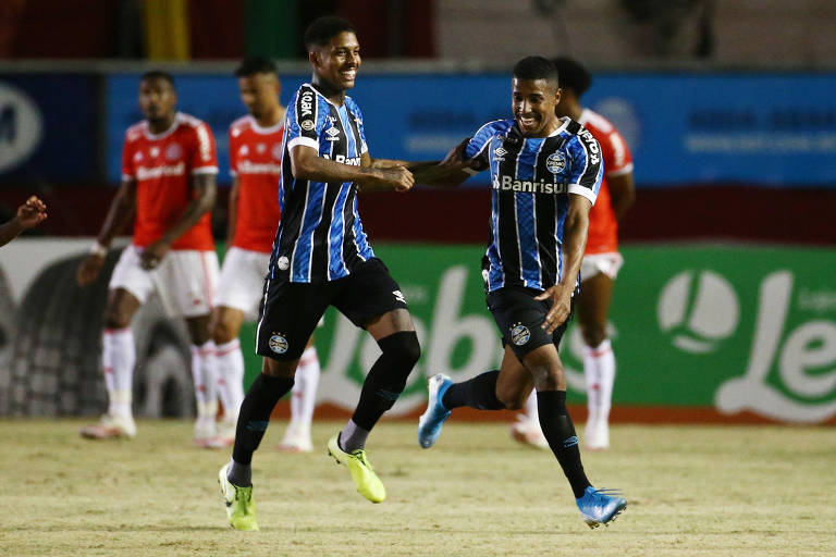 Jean Pyerre (à esq) comemora gol pelo Grêmio contra o Internacional, pelo Campeonato Gaúcho
