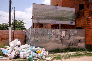 Lixo a céu aberto na comunidade de Vila da Barca, em Belém (PA)