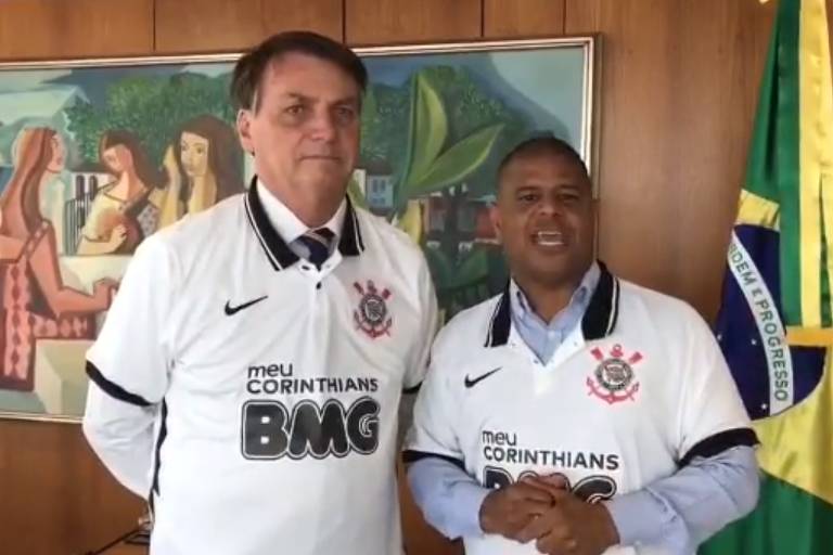 Jair Bolsonaro e Marcelinho Carioca vestem a camisa do Corinthians 