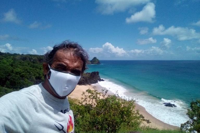O trilheiro Romildo Carlos Lopes, 54, conhecido como Lombra, de Fernando de Noronha, acredita que os preços na ilha pernambucana vão cair com a retomada do turismo no arquipélago