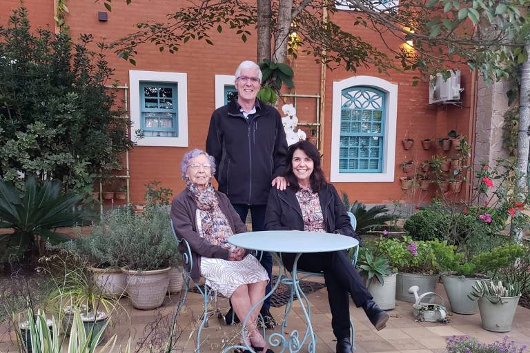 O casal, Rosana Negreiros, 60, e Mozart Alemão, 60, que levou a mãe dela, Leonilda, 89, de Campinas (SP) para Tiradentes (MG), onde eles têm a pousada Aromas da Montanha; para Negreiros, "o turismo de massa acabou"