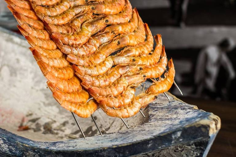 Camarões no espeto, item do menu dos Festival de Pescados e Frutos do Mar da Ceagesp