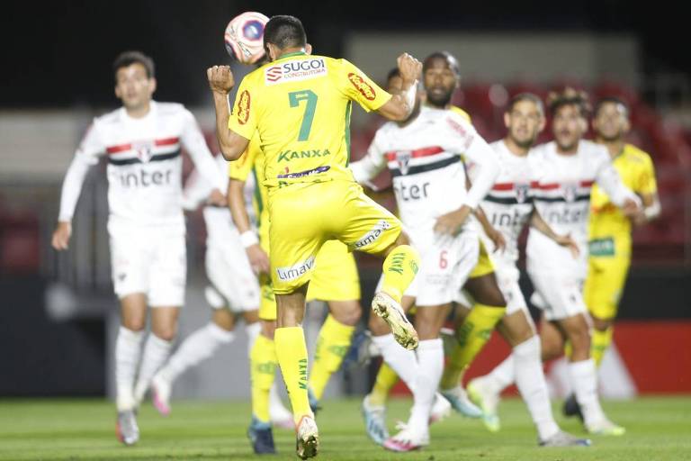Zé Roberto testa a bola para marcar o primeiro gol do Mirassol contra o São Paulo