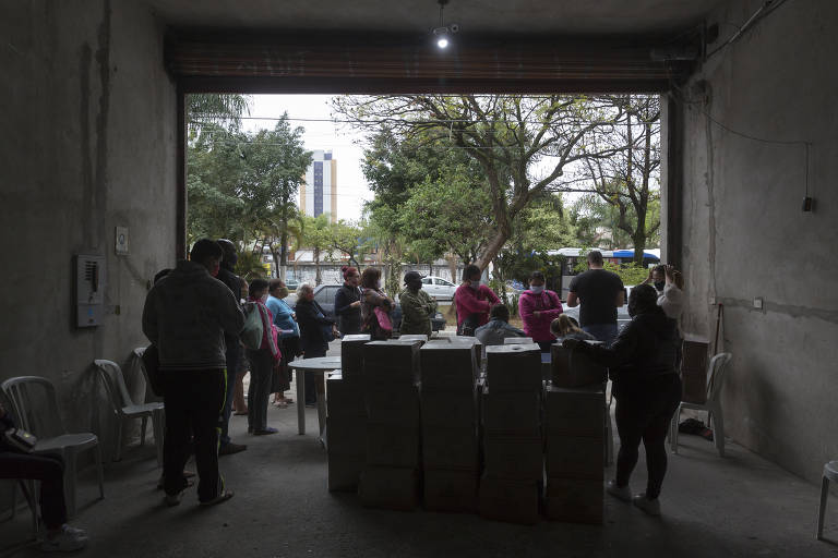 Associação entrega kits de higiene e cestas básicas na Brasilândia