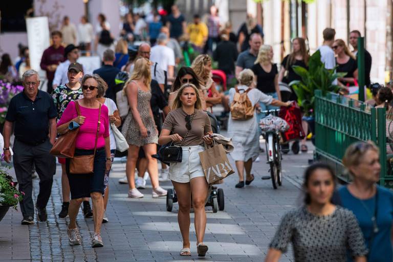 Pessoas caminham em Estocolmo em meio à pandemia de coronavírus