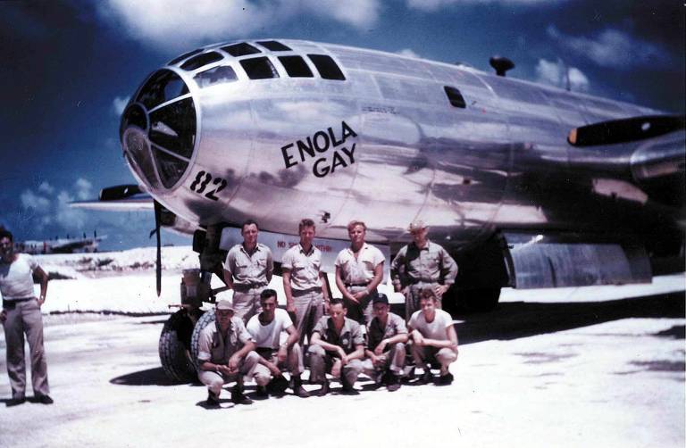 Foto da tripulação do Enola Gay, que lançou a bomba atômica sobre Hiroshima no dia 6 de agosto de 1945; a imagem fazia parte do diário do copiloto do bombardeio