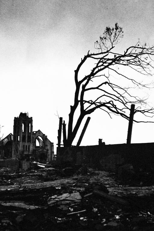 Destroços deixados pela onda abrasadora que matou milhares de pessoas no primeiro ataque nuclear do mundo, em foto tirada em setembro de 1945