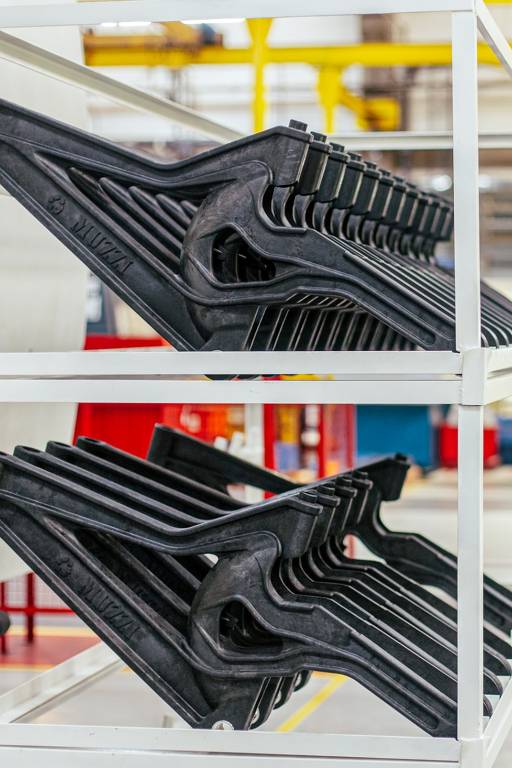 Quadros feitos de embalagem longa vida reciclada; cada quadro consome 400 caixinhas