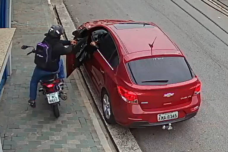 Contador é morto a tiros na zona sul de SP mesmo após entregar objetos a ladrão; veja vídeo