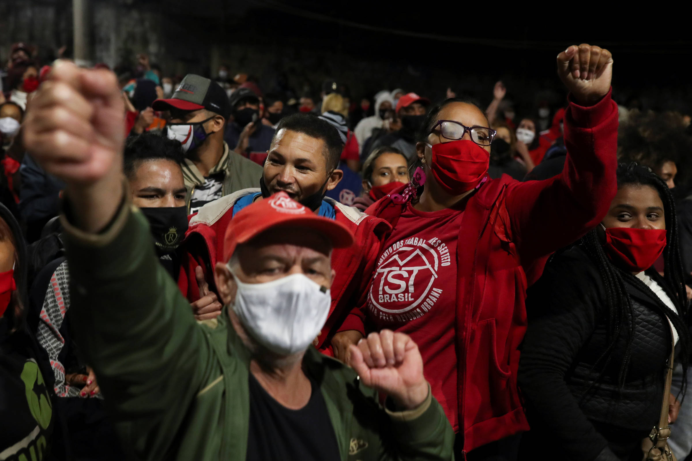 MTST protesta na Enel diante de apagão prolongado que ainda