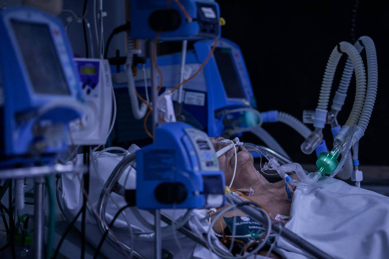 Paciente é monitorada por profissionais do MSF (Médicos Sem Fronteiras), na UTI do Hospital Tide Setubal, em São Miguel Paulista, zona leste de São Paulo, em julho de 2020