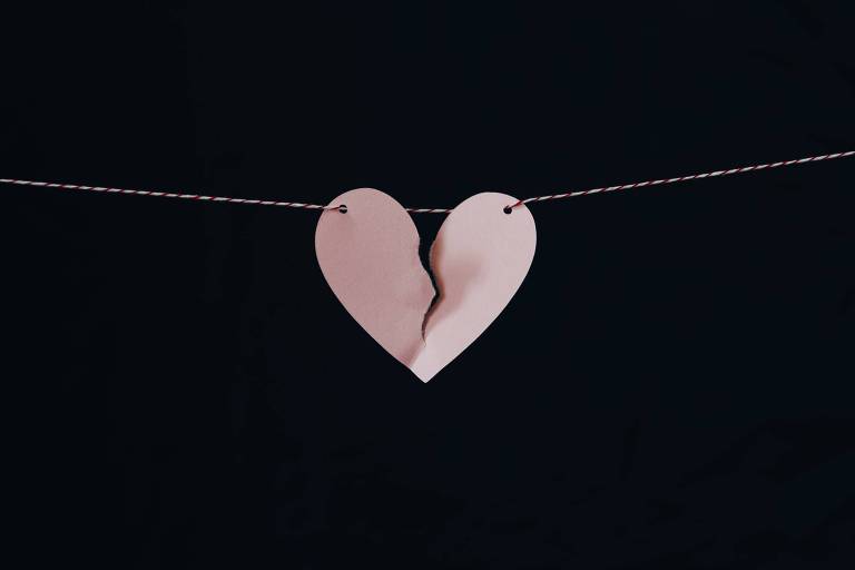 Imagem de um coração cor de rosa partido em um barbante