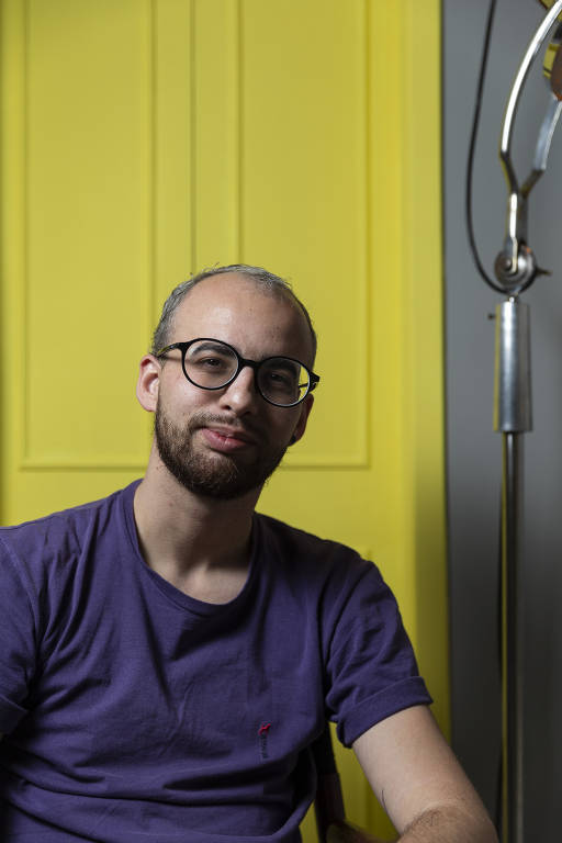 Israel Trancoso Lessak, 30; empresário aproveitou a quarentena para fazer reformas no antigo quarto de visitas: pintou as paredes e portas, transformou a cama em sofá, instalou uma rede e comprou uma luminária em um garimpo