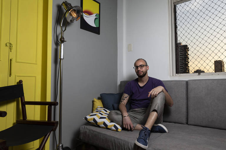 Israel Trancoso Lessak, 30; empresário aproveitou a quarentena para fazer reformas no antigo quarto de visitas: pintou as paredes e portas, transformou a cama em sofá, instalou uma rede e comprou uma luminária em um garimpo