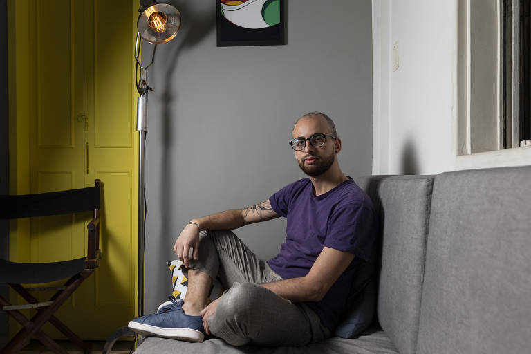 Israel Trancoso Lessak, 30; empresário aproveitou a quarentena para fazer reformas no antigo quarto de visitas: pintou as paredes e portas, transformou a cama em sofá, instalou uma rede e comprou uma luminária em um garimpo