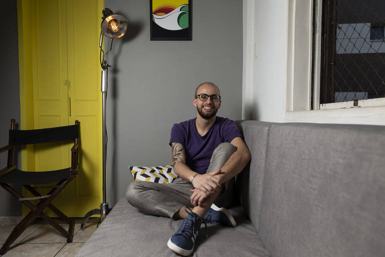 O empresário Israel Lessak, 29, aproveitou a quarentena para fazer reformas no antigo quarto de visitas; pintou as paredes e portas do quarto, transformou a cama em sofá, instalou uma rede e comprou uma luminária em um garimpo