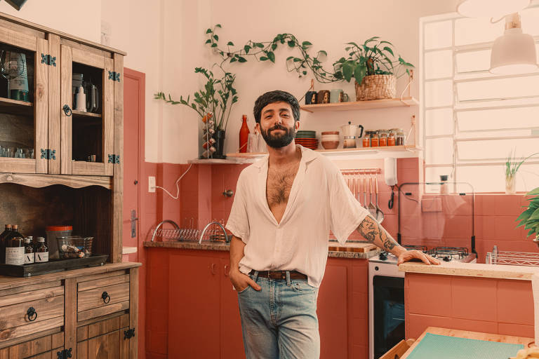 Tito Benício, 31, designer aproveitou a pandemia para mudar a cozinha da casa em que mora com o namorado, Lucas, no Higienópolis, em São Paulo