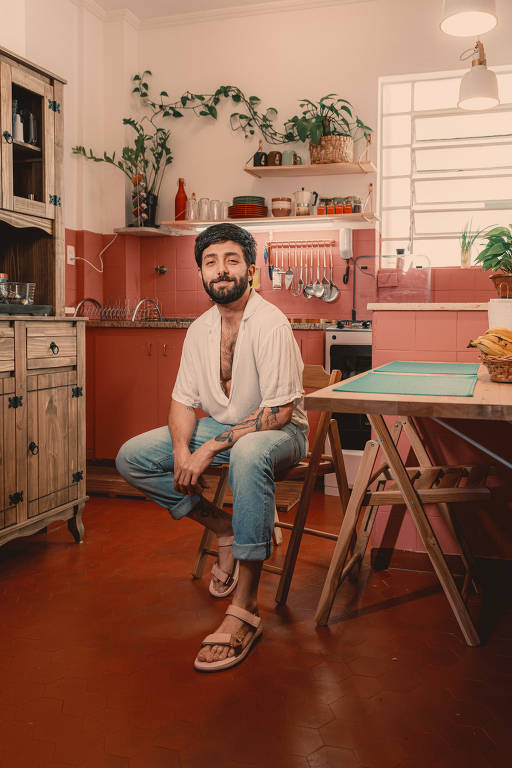 Tito Benício, 31, designer aproveitou a pandemia para mudar a cozinha da casa em que mora com o namorado, Lucas, no Higienópolis, em São Paulo