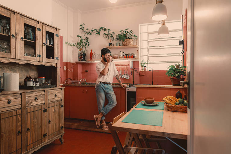 Tito Benício, 31, designer aproveitou a pandemia para mudar a cozinha da casa em que mora com o namorado, Lucas, no Higienópolis, em São Paulo