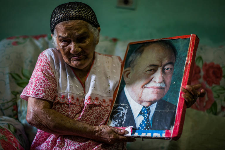 A trabalhadora rural aposentada, Maria Delmira da Silva, com foto de Miguel Arraes