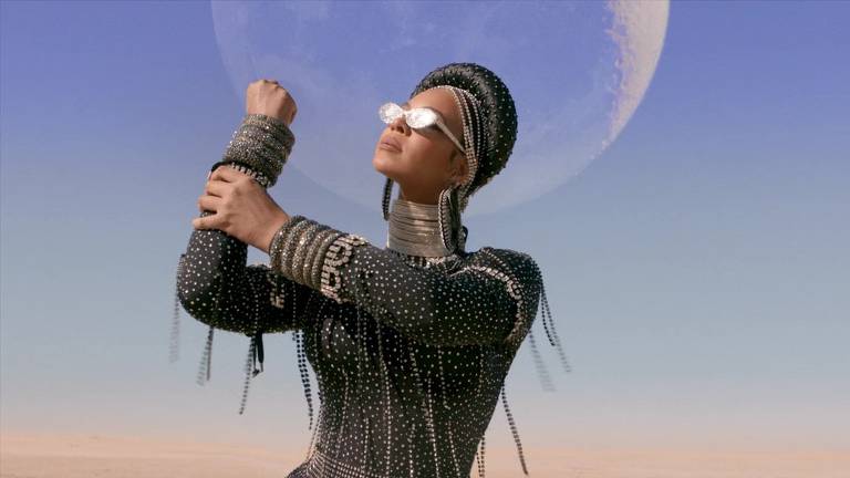 A cantora Beyoncé em cena de "Black Is King", seu novo disco visual