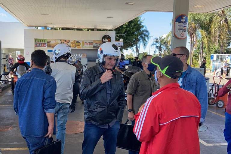 Bolsonaro conversa em posto de combustível em Brasília, sem máscara; veja fotos de hoje