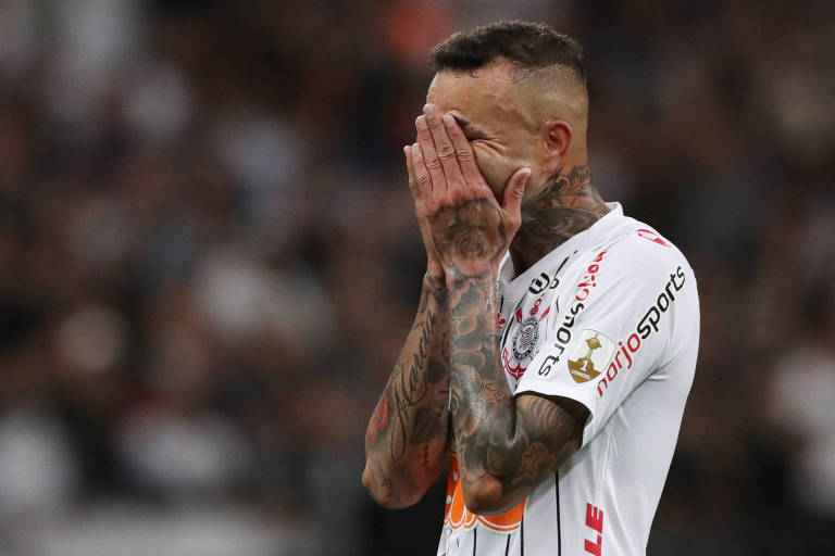 O jogador Luan lamenta gol perdido contra o Guaraní do Paraguai, pela Libertadores, em fevereiro de 2020