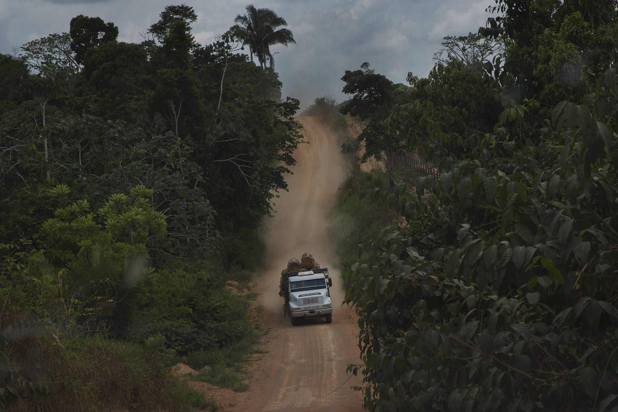 NO SEGUNDO DIA DA OPERAÇÃO TRANSAMAZÔNICA, ENGENHARIA MILITAR COMEÇA A  PALMILHAR A BR-230