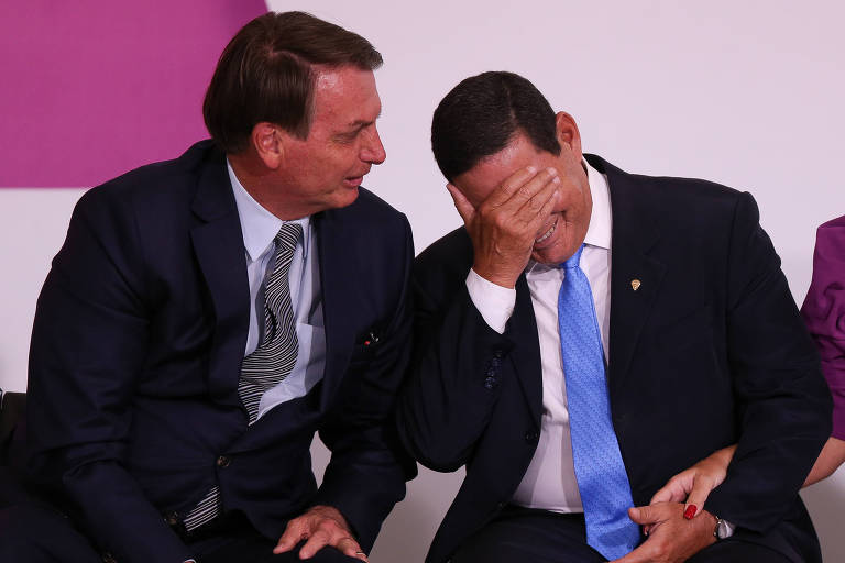 O presidente Jair Bolsonaro, acompanhado do vice-presidente Hamilton Mourão, durante solenidade alusiva ao dia da Mulher, no Palácio do Planalto