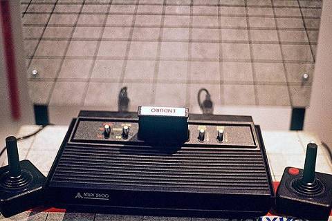 ORG XMIT: 332901_0.tif >>
 
O aparelho de videogame Atari 2600.  (Monica Vendranini/Folhapress)