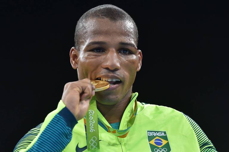 Conheça o adolescente que já foi campeão no boxe e no xadrez