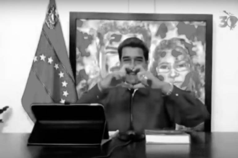 O ditador da Venezuela, Nicolás Maduro, faz sinal de coração para o Brasil ao iniciar fala em live do Foro de São Paulo