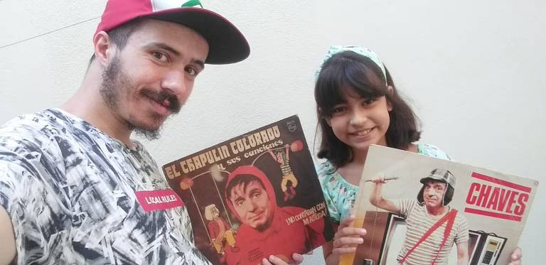 O tradutor Pedro de Abreu com a sobrinha, Maria Flor, 9, ambos fãs de "Chaves"