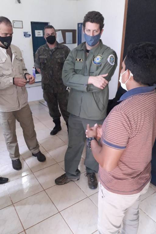 Garimpeiros protestam contra ação do Ibama durante visita do ministro Ricardo Salles a Jacareacanga (PA)