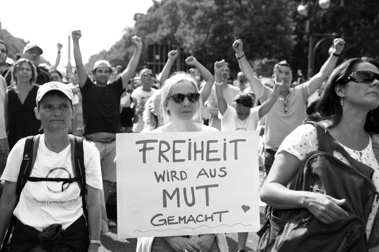 Ato contra as restrições do governo para impedir a disseminação de Covid-19 no sábado (1º), em Berlim