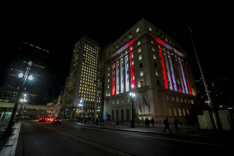 Sede da Prefeitura de São Paulo, no centro da capital, é iluminado com as cores da bandeira do Líbano em solidariedade à comunidade libanesa 