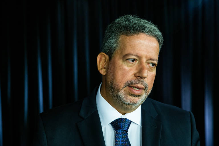 O deputado federal Arthur Lira (PP-AL) durante entrevista à Folha e ao UOL em 2019; líder do centrão é hoje candidato à presidência da Câmara