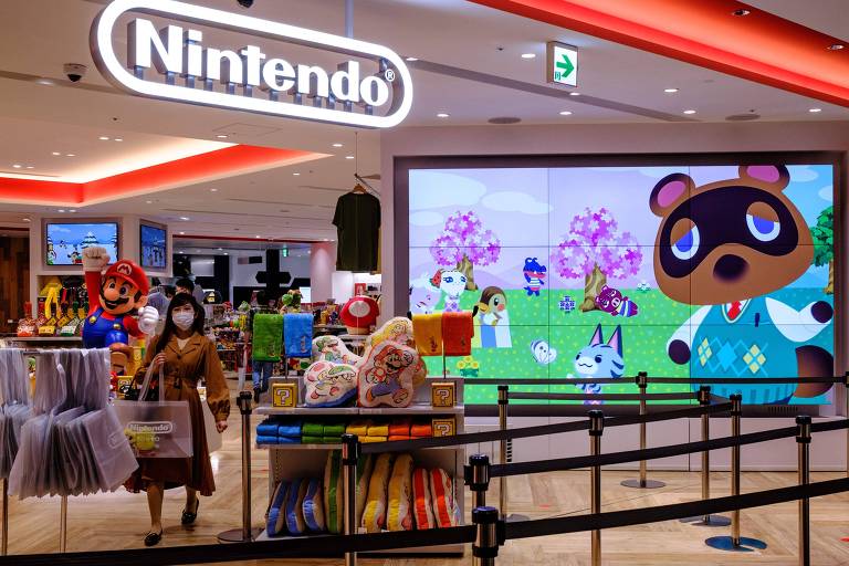 Personagem do videogame "Animal Crossing" é visto em uma loja da Nintendo, em Tóquio