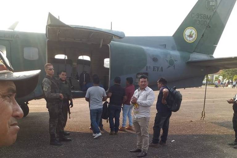 Indígenas mundurucus pró-garimpo embarcam em avião da FAB em Jacareacanga (PA) rumo a Brasília, onde participariam de reuniões do governo sobre exploração de ouro