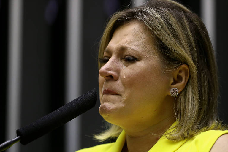 A deputada Joice Hasselmann (PSL-SP) discursa na tribuna da câmara dos deputados. Ela se emocionou e chorou ao falar dos ataques virtuais que tem sofrido desde que deixou de ser líder do governo no Congresso por conta da crise no PSL, e recebeu apoio de diversos parlamentares tanto do governo quanto da oposição