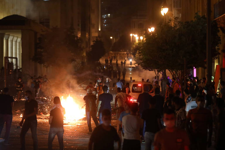 Manifestantes colocam fogo em objetos durante protesto próximo ao Parlamento libanês, em Beirute